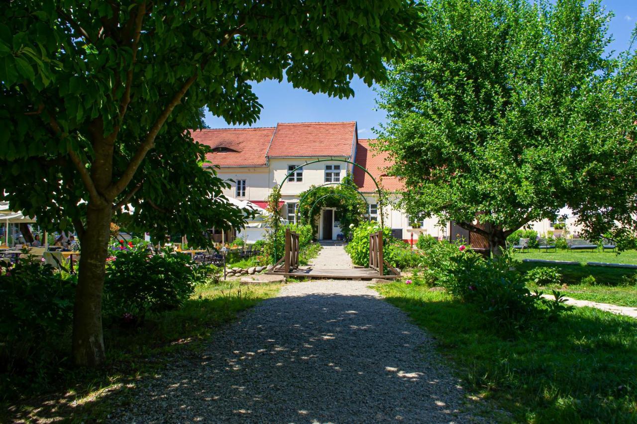 Vila Rozalia Garden Gate Avrig Exterior photo